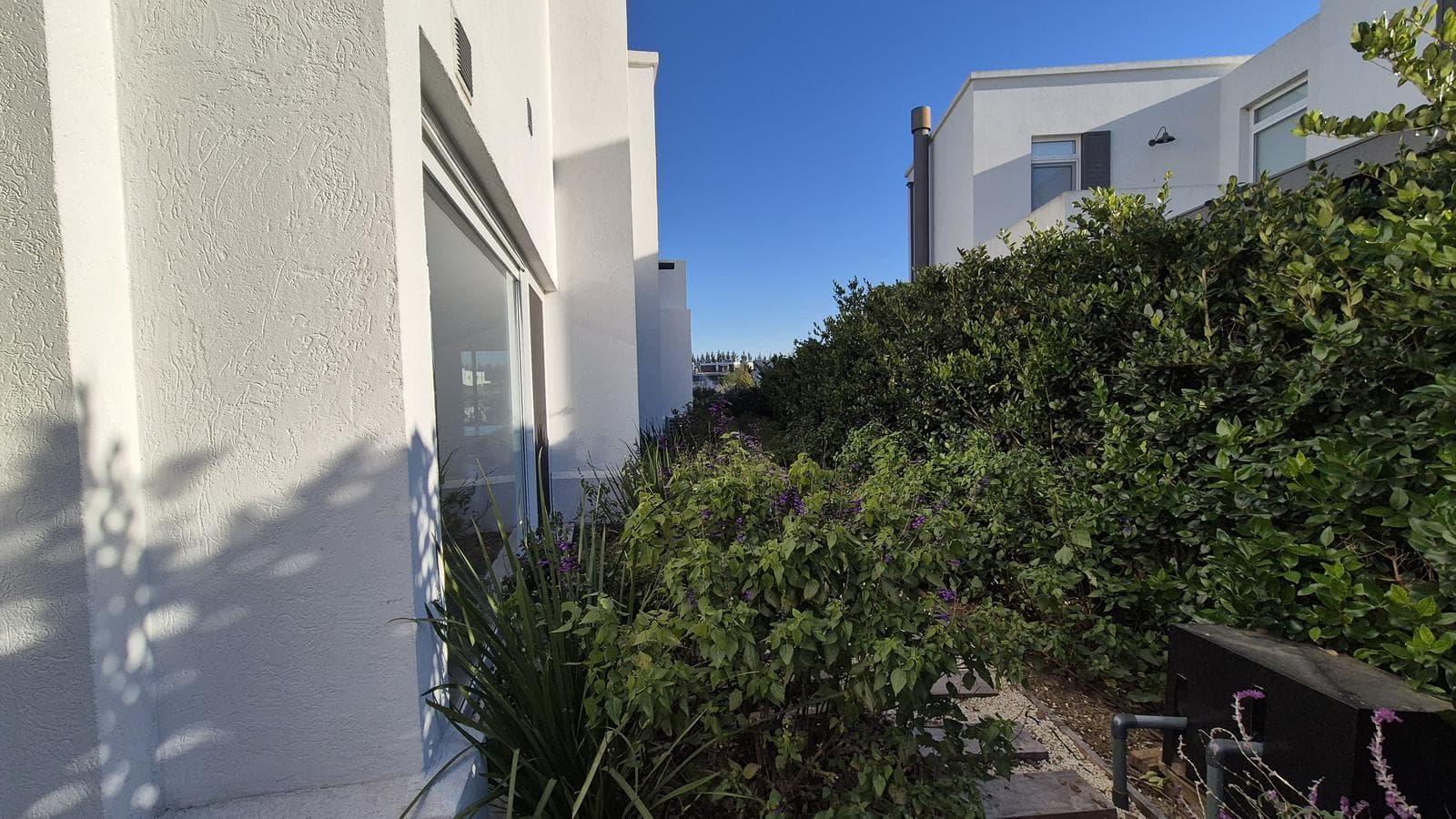 Luxury home with 5 en-suite bedrooms overlooking the lagoon in Barbarita—FOR SALE and FOR RENT