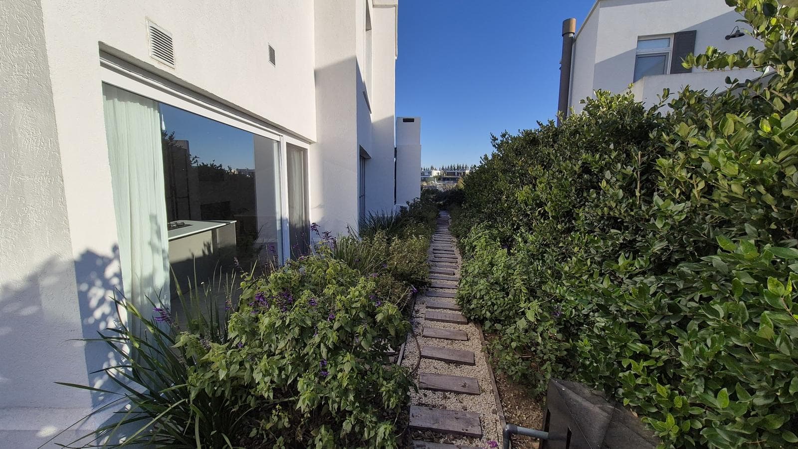 Luxury home with 5 en-suite bedrooms overlooking the lagoon in Barbarita—FOR SALE and FOR RENT