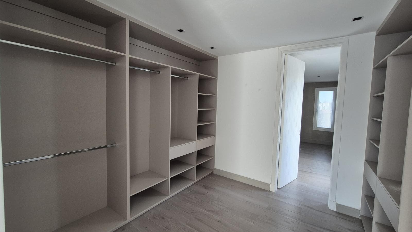 Luxury home with 5 en-suite bedrooms overlooking the lagoon in Barbarita—FOR SALE and FOR RENT