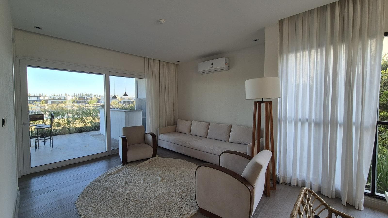 Luxury home with 5 en-suite bedrooms overlooking the lagoon in Barbarita—FOR SALE and FOR RENT