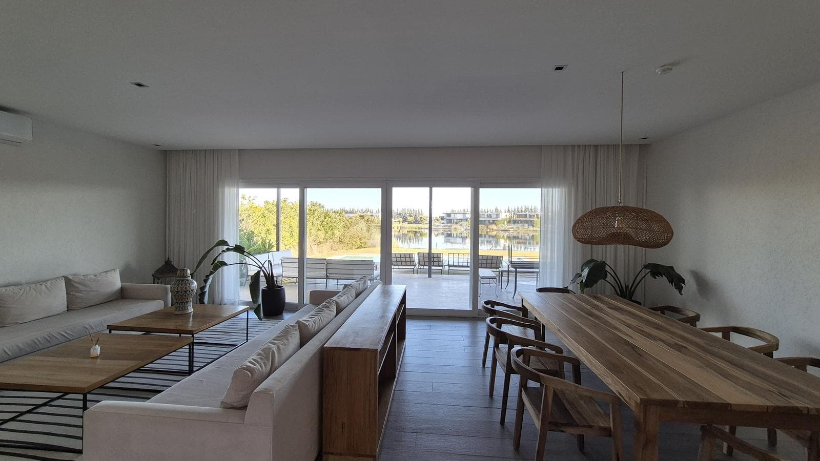 Luxury home with 5 en-suite bedrooms overlooking the lagoon in Barbarita—FOR SALE and FOR RENT