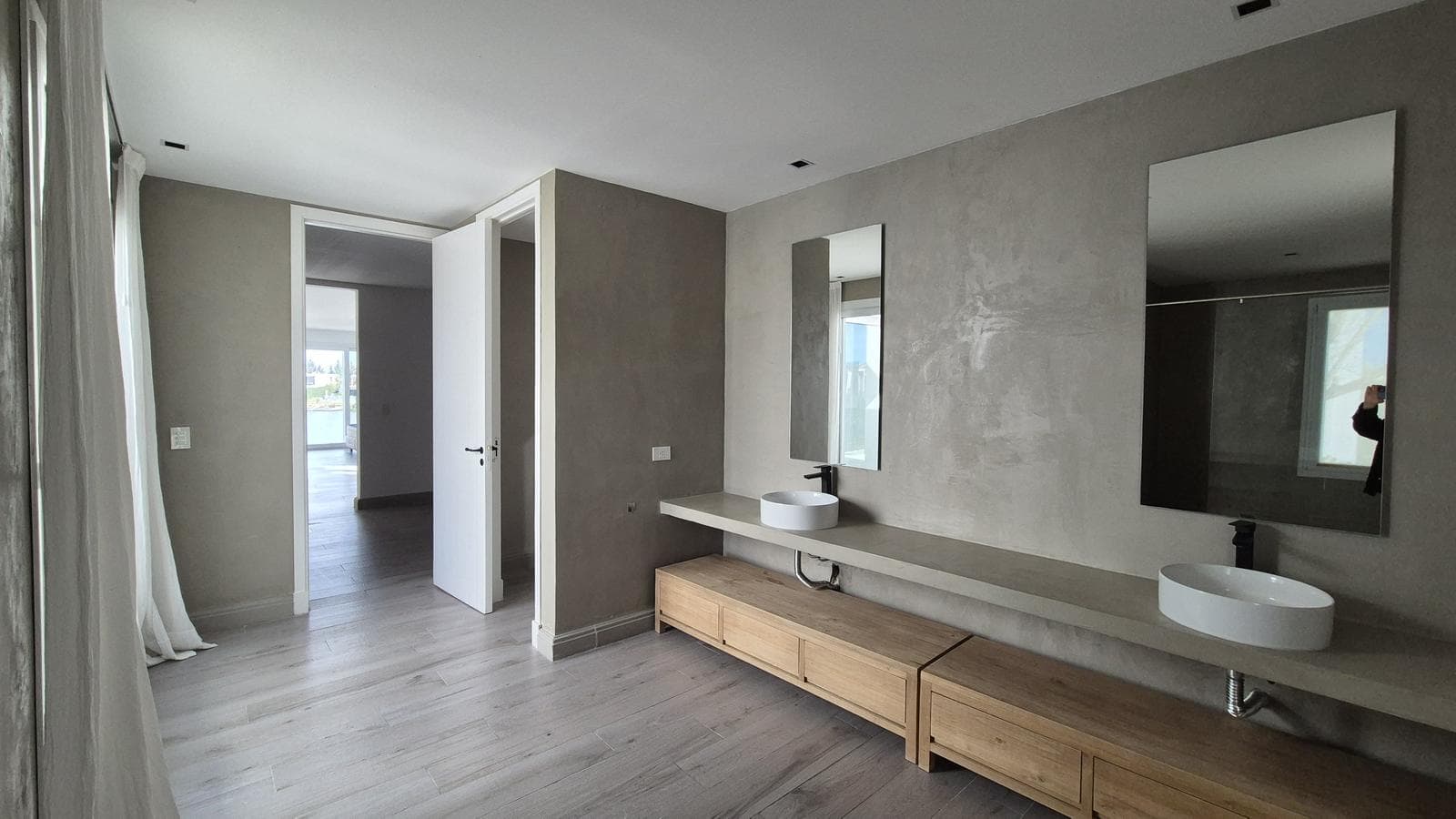 Luxury home with 5 en-suite bedrooms overlooking the lagoon in Barbarita—FOR SALE and FOR RENT