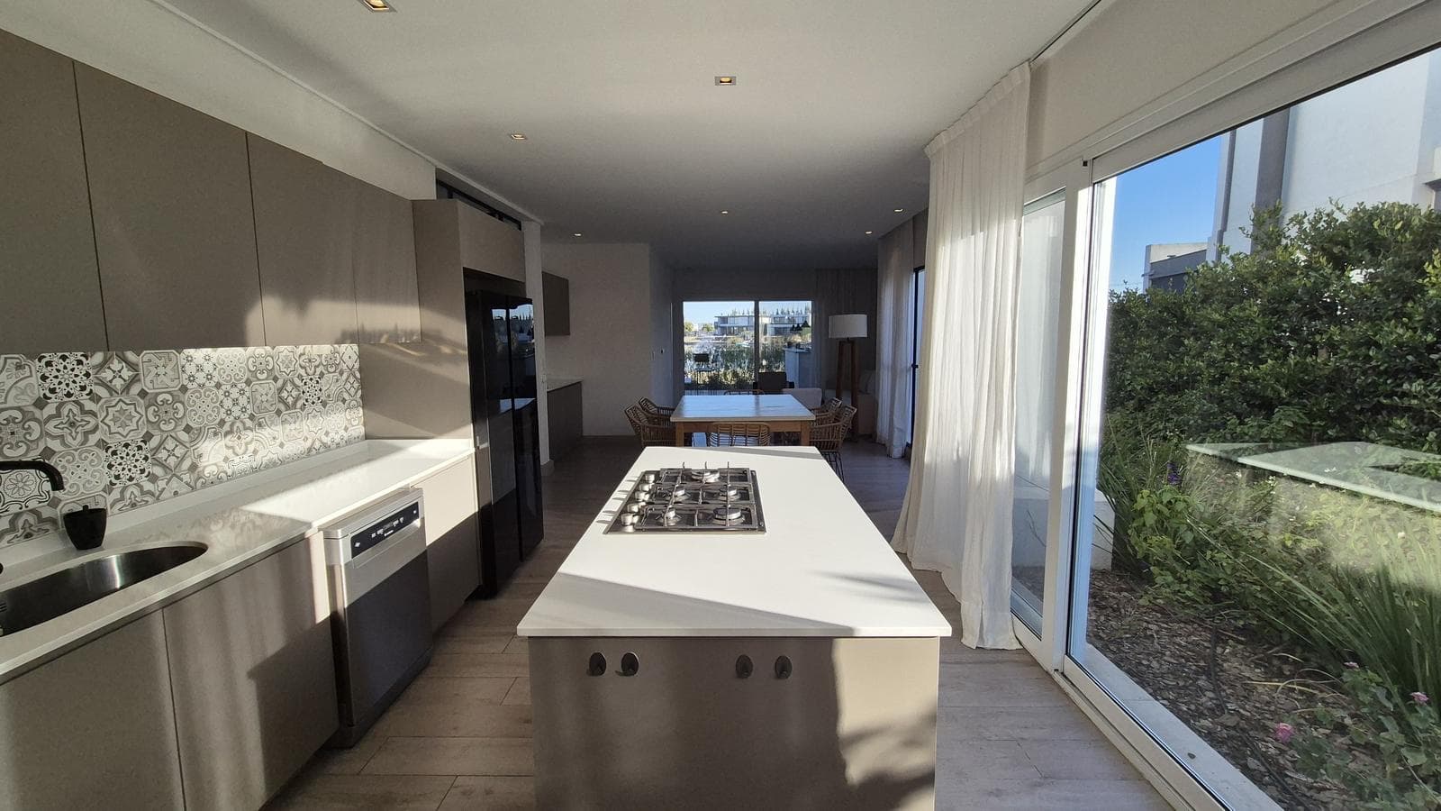 Luxury home with 5 en-suite bedrooms overlooking the lagoon in Barbarita—FOR SALE and FOR RENT