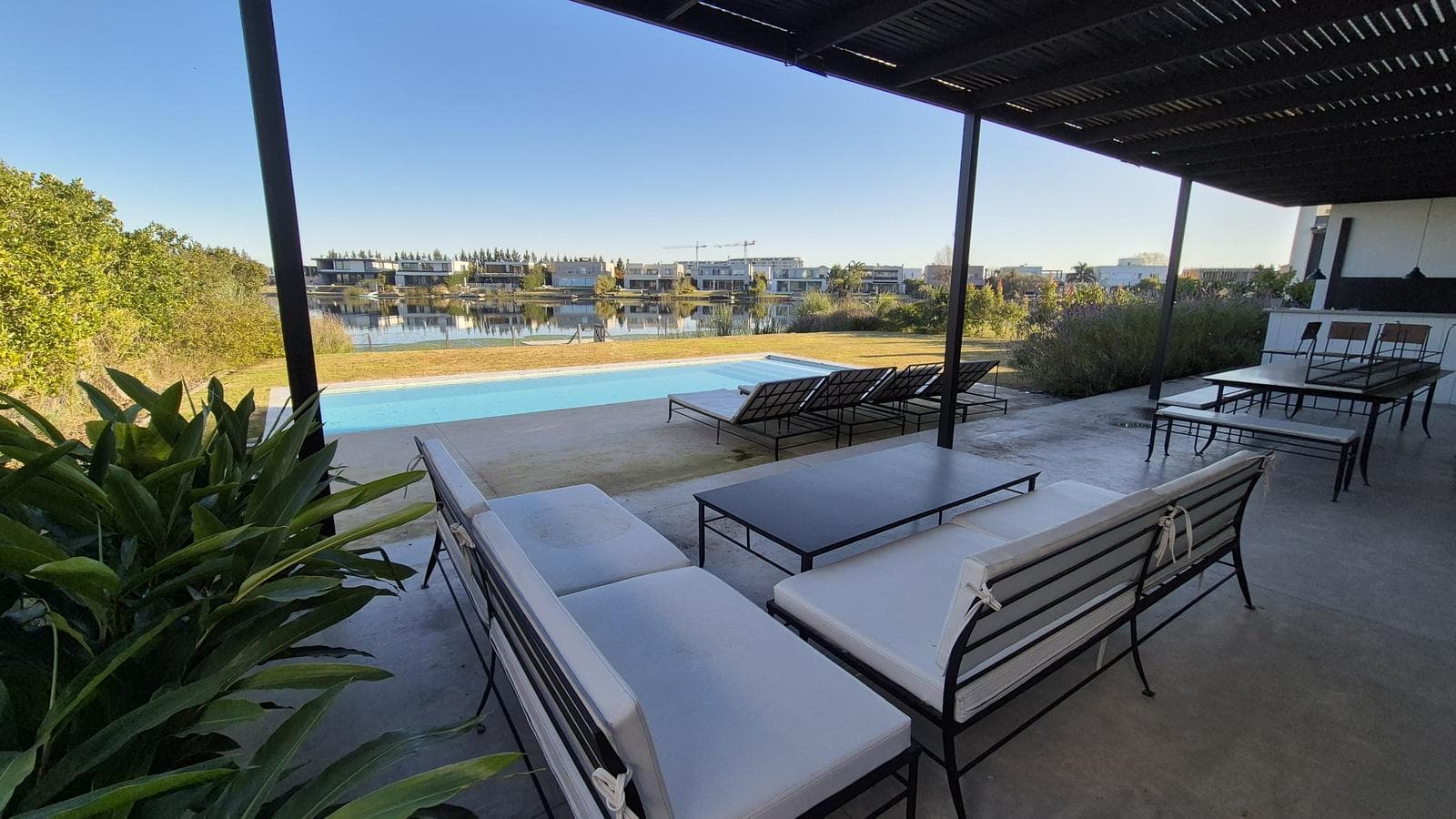 Luxury home with 5 en-suite bedrooms overlooking the lagoon in Barbarita—FOR SALE and FOR RENT