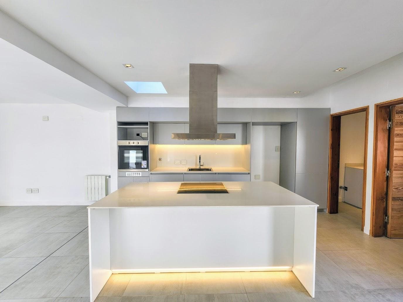 3-bedroom house for sale, fully renovated, with a garage, yard, and terrace, in Pichincha