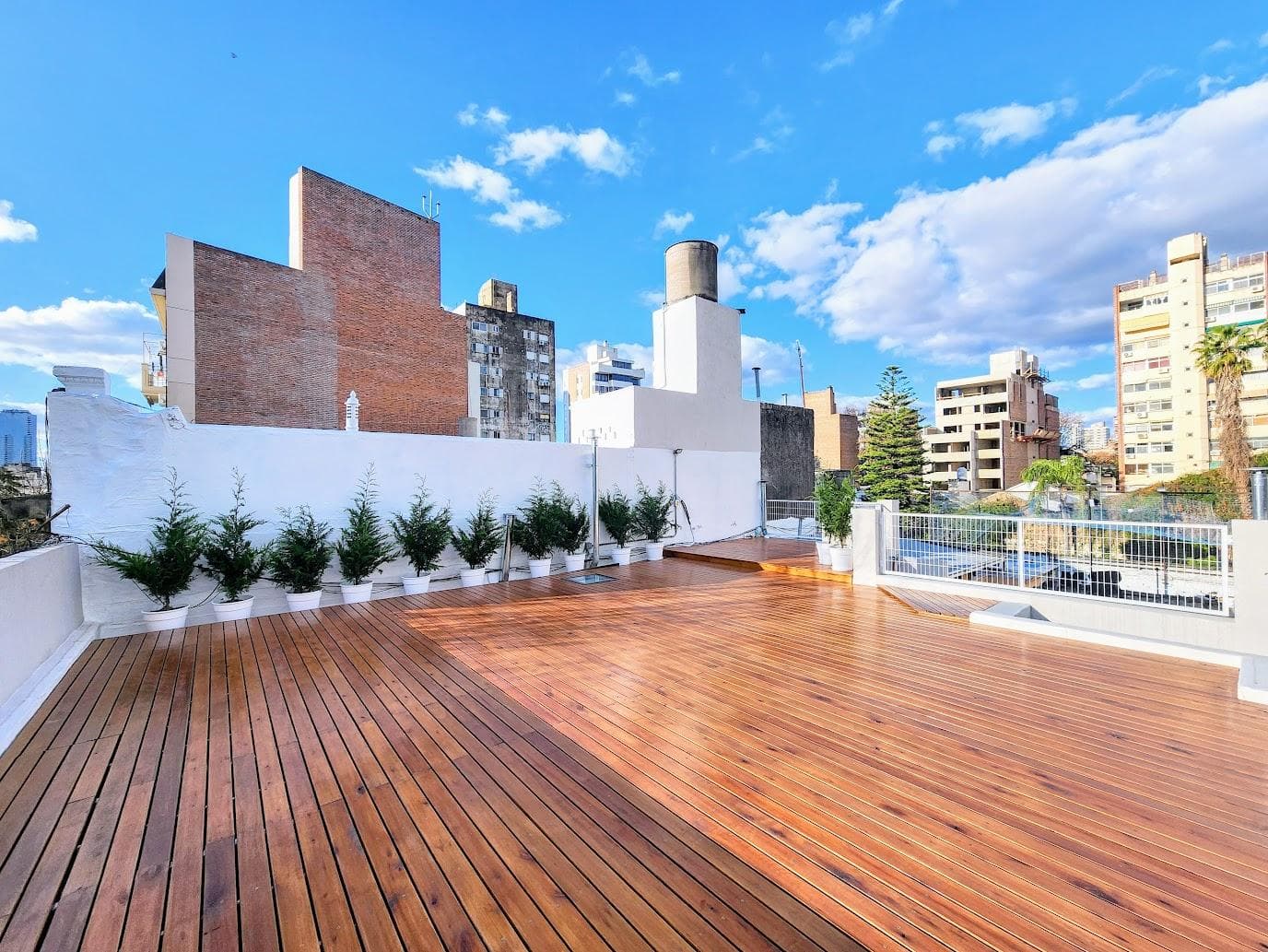 3-bedroom house for sale, fully renovated, with a garage, yard, and terrace, in Pichincha