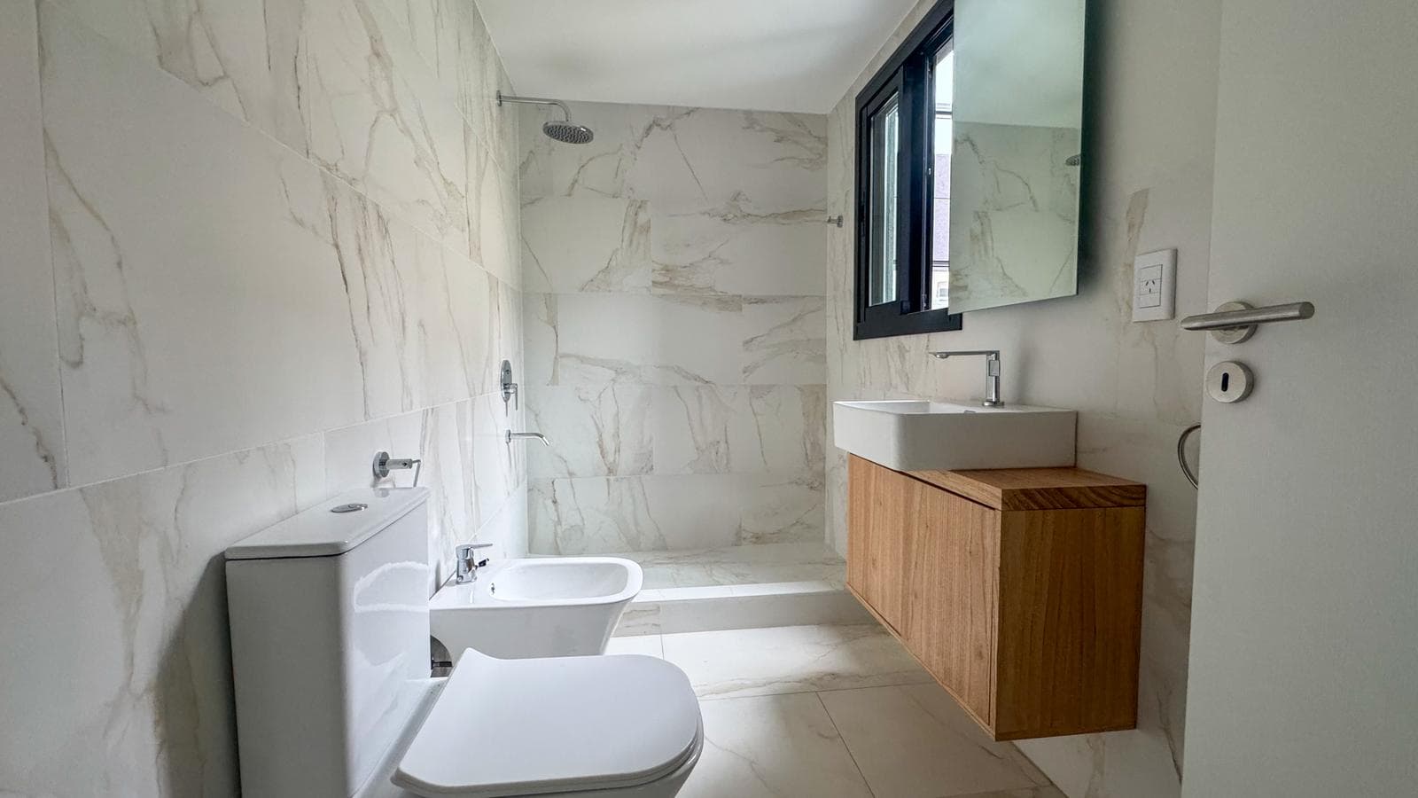 For Sale: Laprida 1300 - 3-Bedroom Apartment in Recoleta - Balcony/Terrace Facing the Street