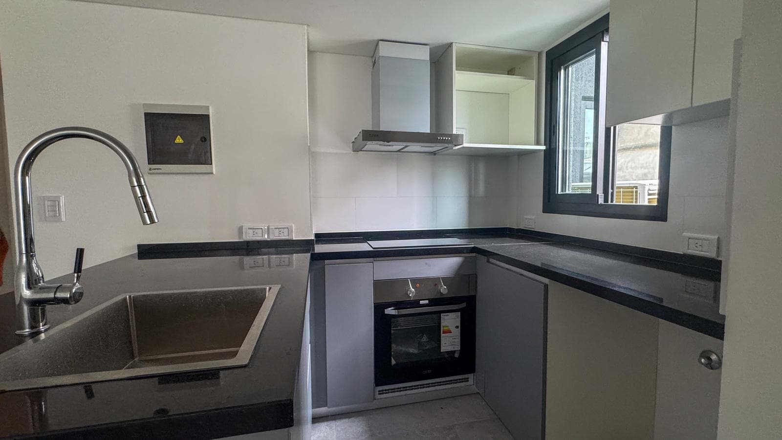 For Sale: Laprida 1300 - 3-Bedroom Apartment in Recoleta - Balcony/Terrace Facing the Street