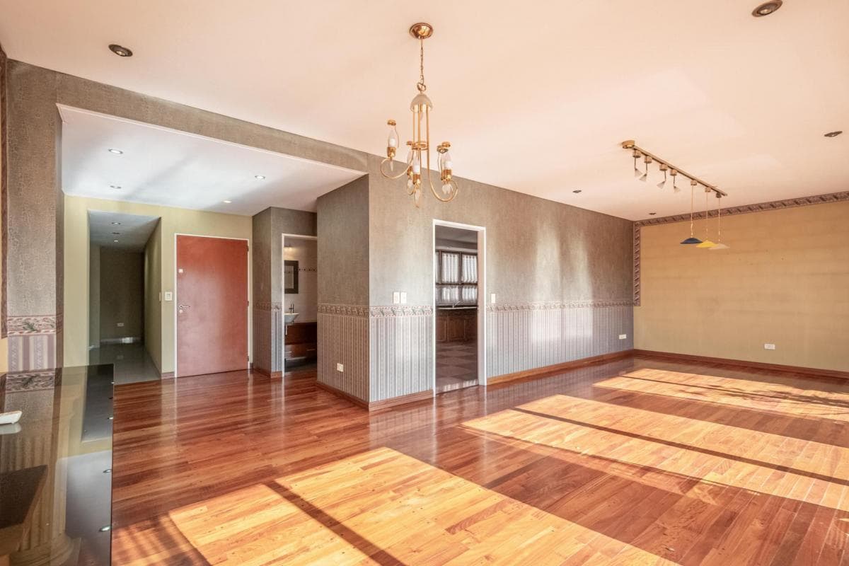 5-ROOM APARTMENT FOR SALE IN VALENTÍN ALSINA WITH 2 PARKING SPACES AND A STORAGE ROOM