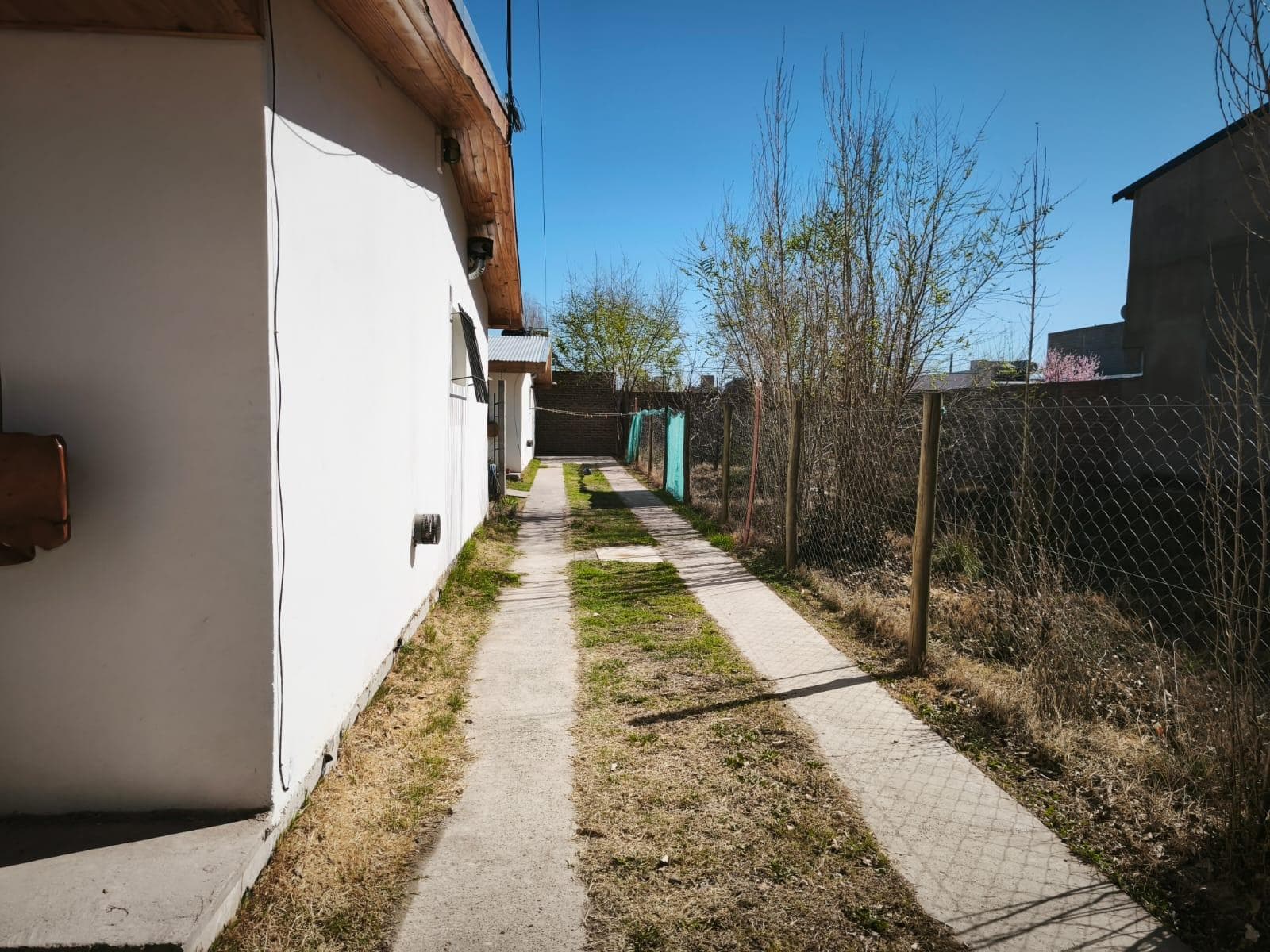 For Sale: 2 Houses on a 300-square-meter Lot in the Caminos del Sol Neighborhood - Plottier