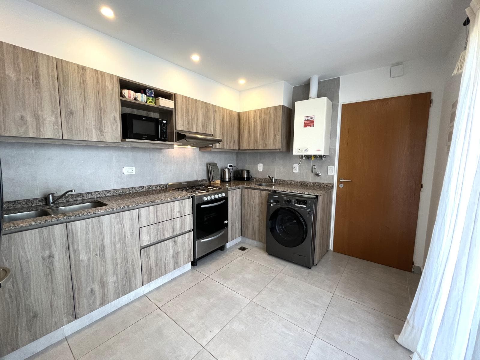 Great opportunity! Bright, ideal as a primary residence or investment. Ing. Maschwitz. 3 rooms, grill, balcony, surrounded by nature
