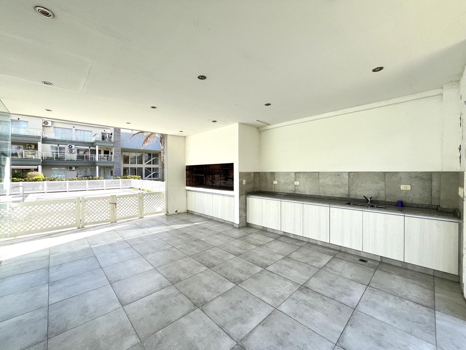 Great opportunity! Bright, ideal as a primary residence or investment. Ing. Maschwitz. 3 rooms, grill, balcony, surrounded by nature