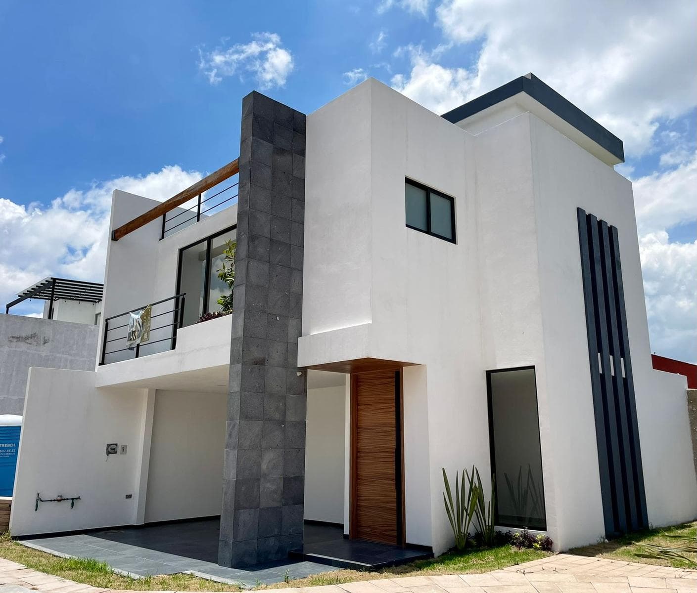 HOUSE FOR SALE BEHIND PLAZA SAN DIEGO