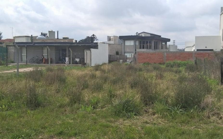 Land for sale at 497 between 31 and 132, with a 12-meter frontage and a 30-meter depth. Gonnet.