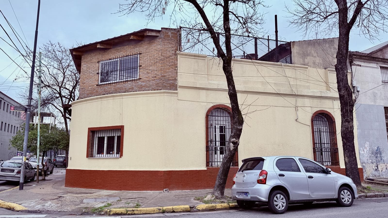 4-ROOM HOUSE FOR SALE ON PRIVATE LOT WITH TERRACE, LIVING ROOM, AND BARBECUE AREA IN BARRACAS