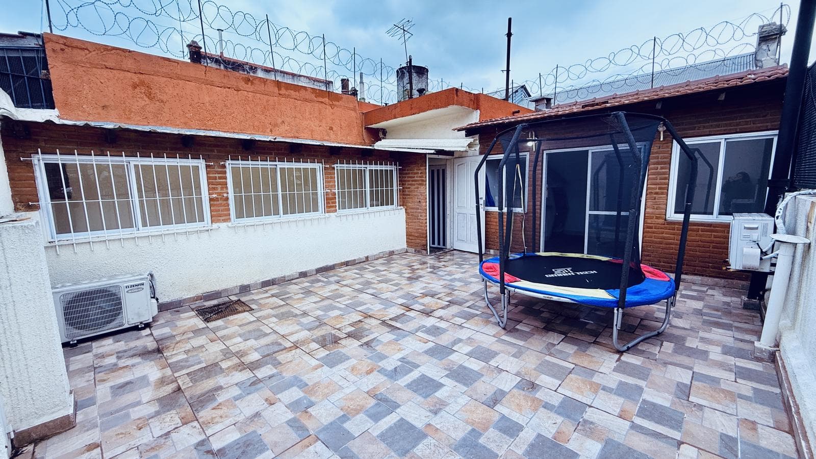 4-ROOM HOUSE FOR SALE ON PRIVATE LOT WITH TERRACE, LIVING ROOM, AND BARBECUE AREA IN BARRACAS