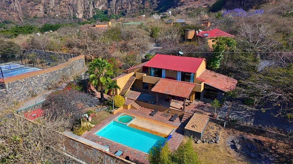 House for sale in Tepoztlán—5 bedrooms plus a fully separate bungalow; great investment opportunity.