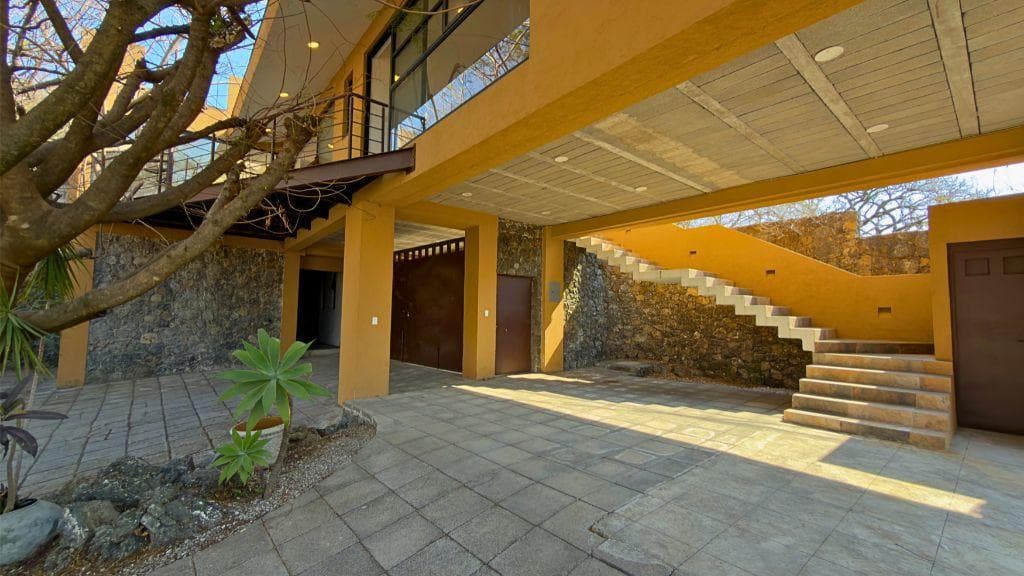 House for sale in Tepoztlán—5 bedrooms plus a fully separate bungalow; great investment opportunity.
