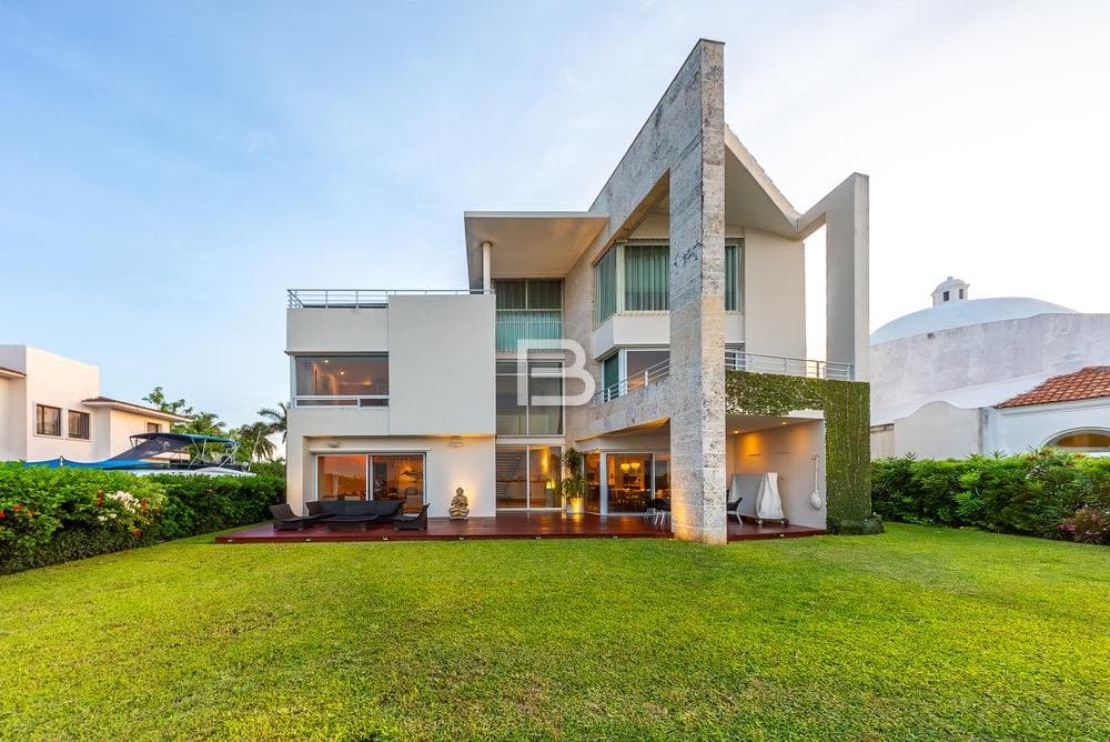 Isla Dorada: House for Sale with a Dock