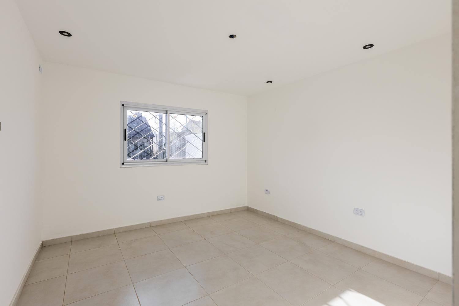 Brand-New House for Sale with a Park and Financing Options in Adrogue