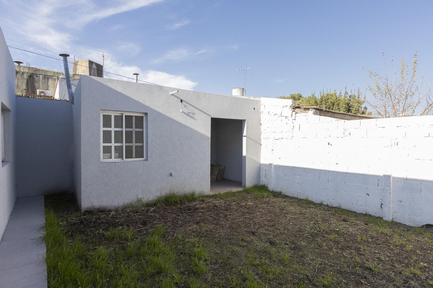 Brand-New House for Sale with a Park and Financing Options in Adrogue