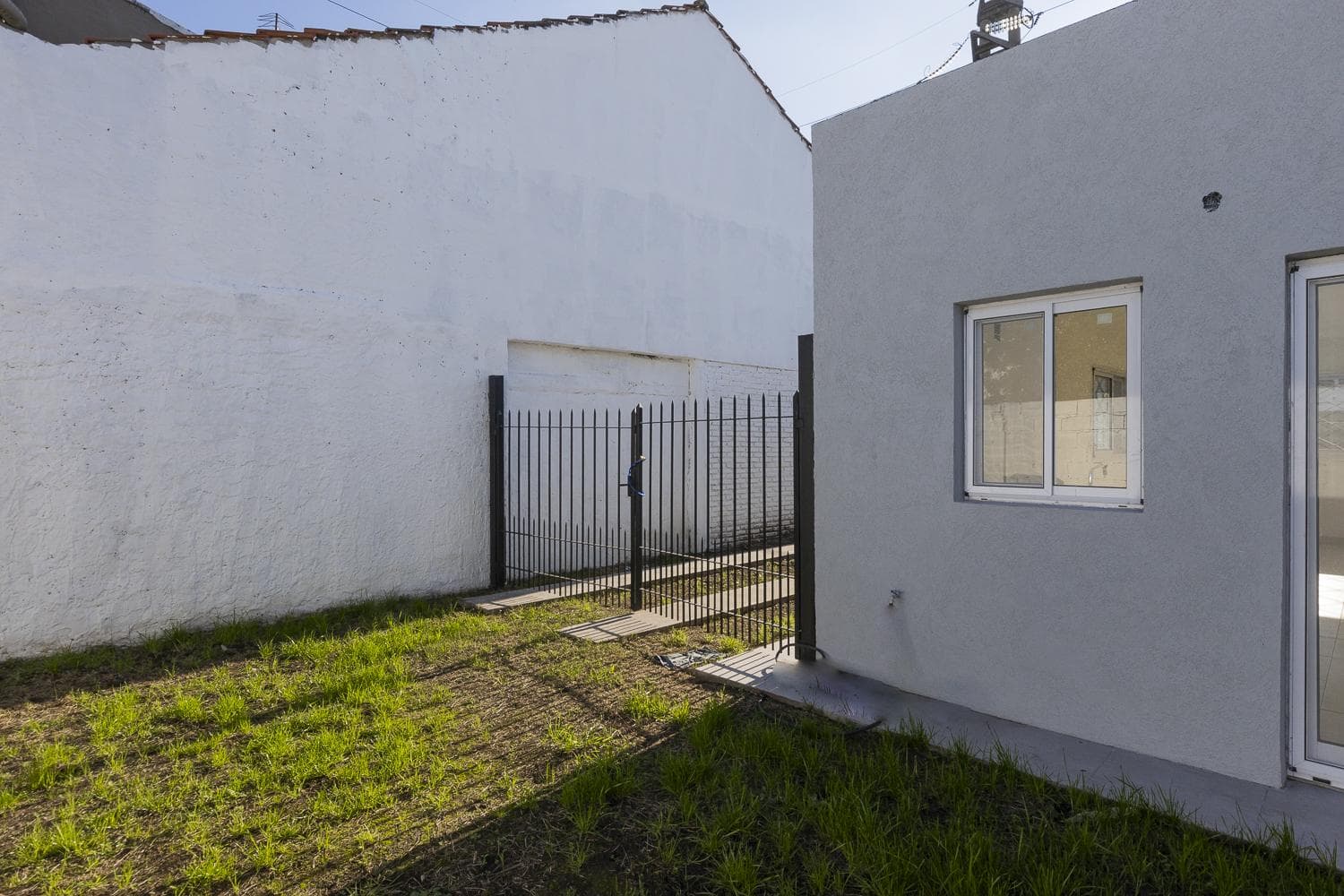 Brand-New House for Sale with a Park and Financing Options in Adrogue