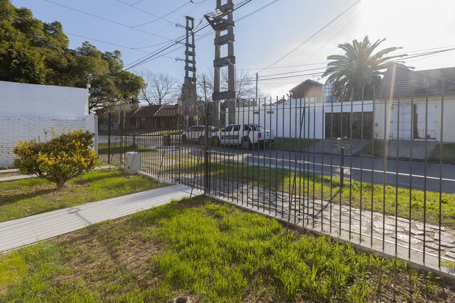 Brand-New House for Sale with a Park and Financing Options in Adrogue