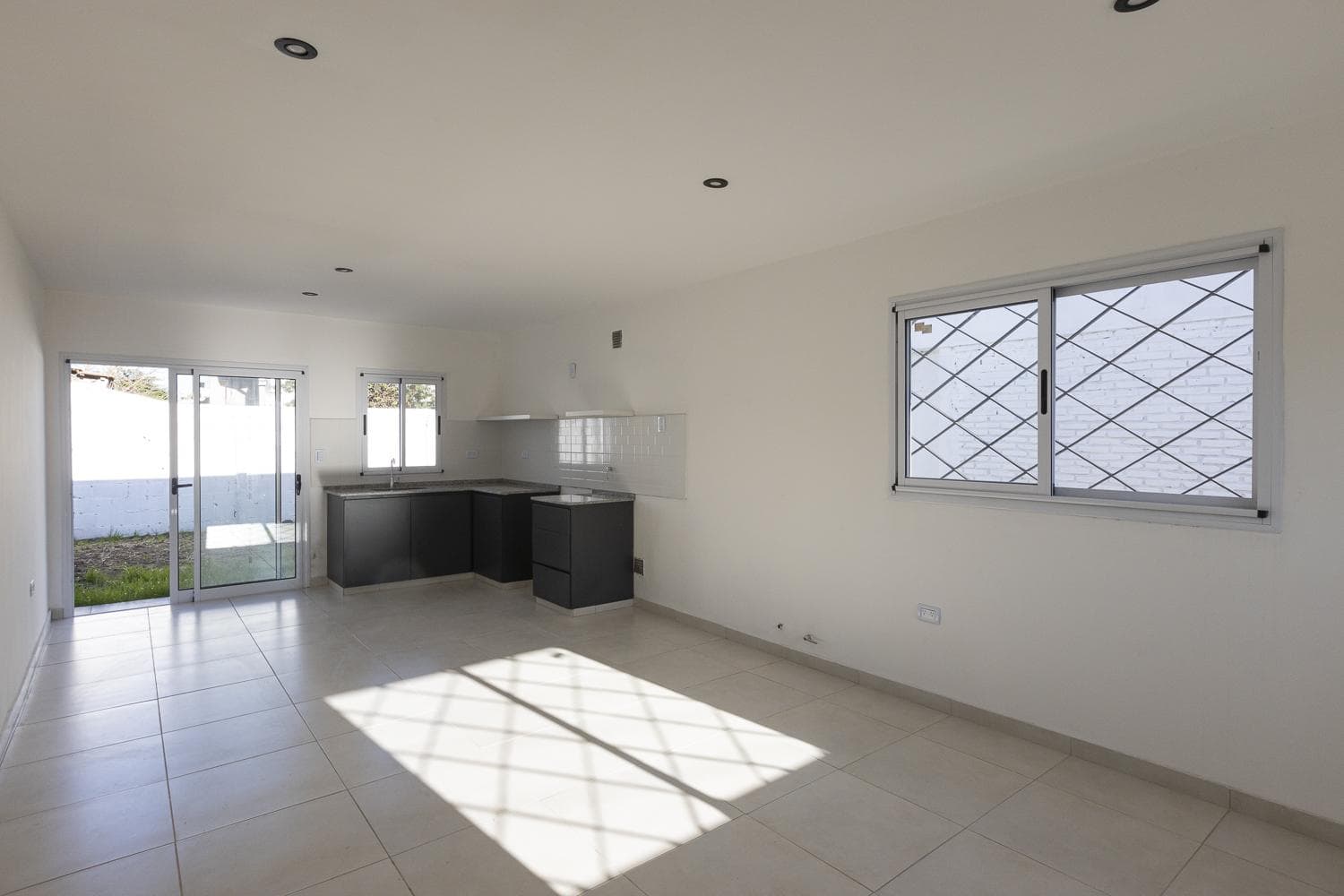 Brand-New House for Sale with a Park and Financing Options in Adrogue