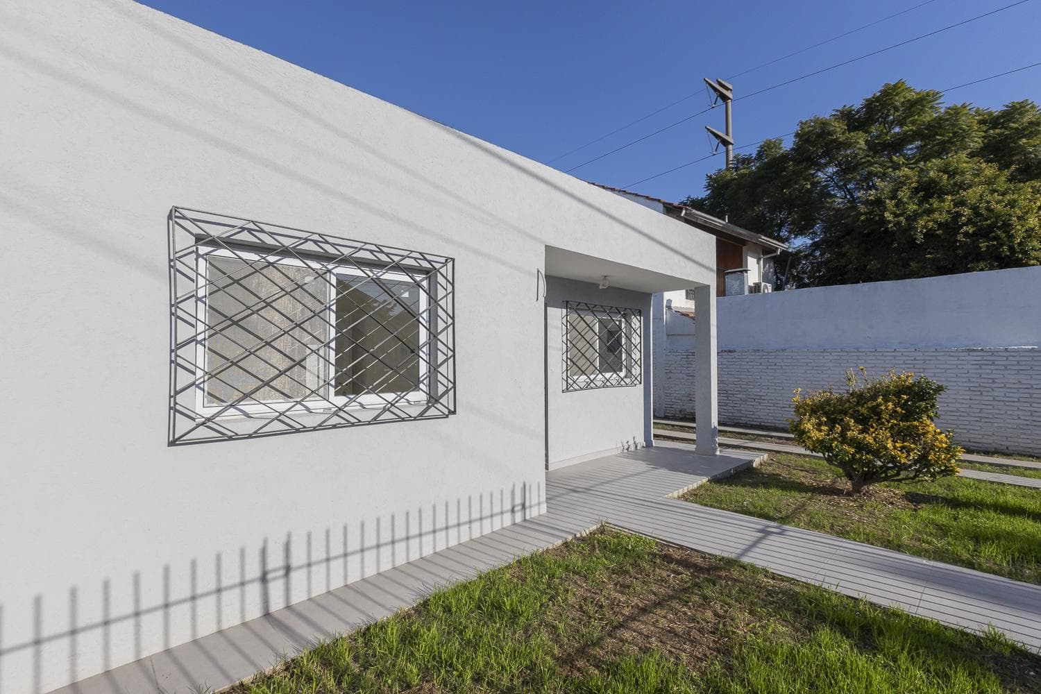 Brand-New House for Sale with a Park and Financing Options in Adrogue