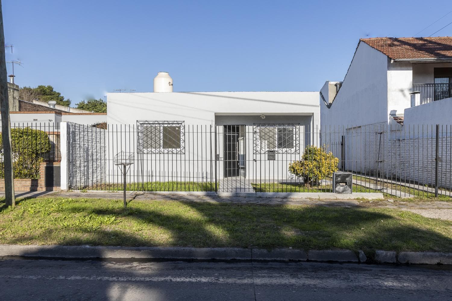 Brand-New House for Sale with a Park and Financing Options in Adrogue