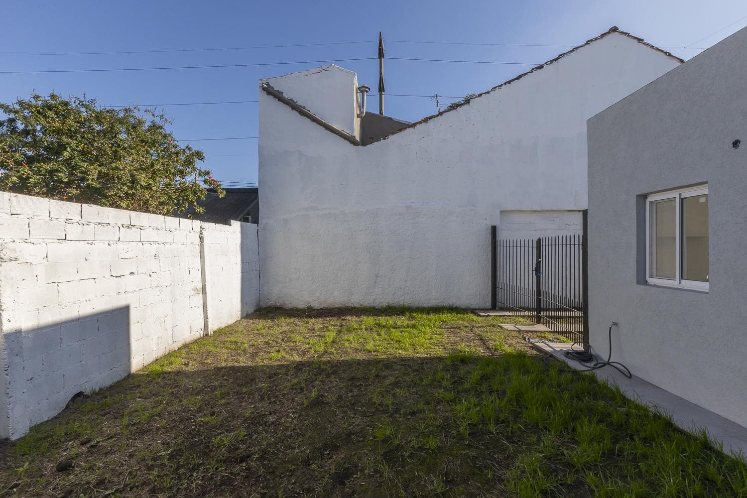 Brand-New House for Sale with a Park and Financing Options in Adrogue