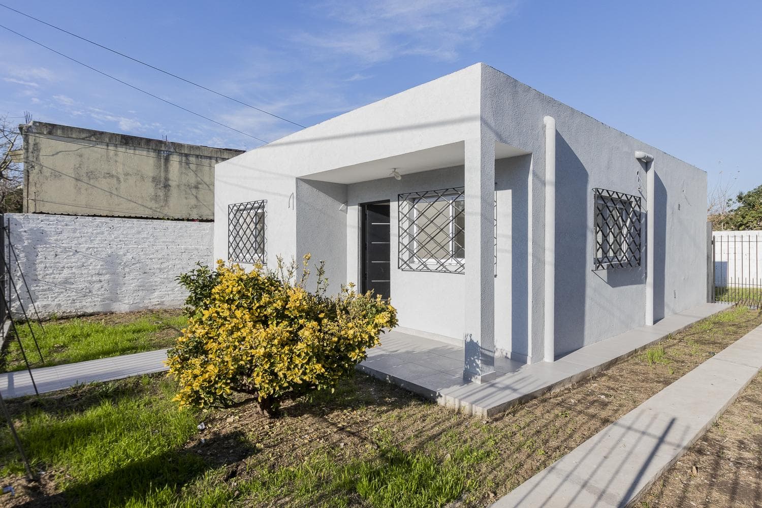 Brand-New House for Sale with a Park and Financing Options in Adrogue