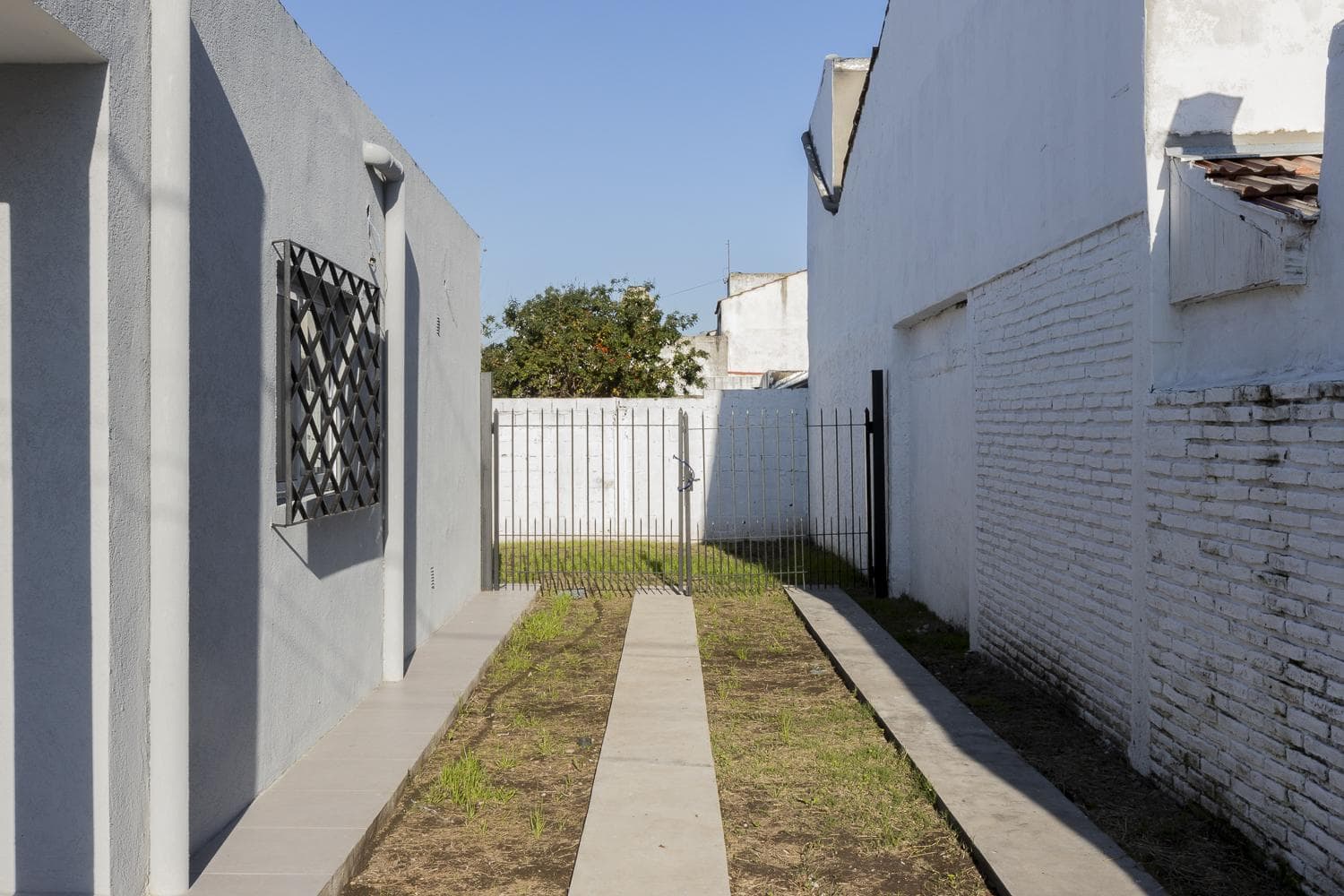 Brand-New House for Sale with a Park and Financing Options in Adrogue
