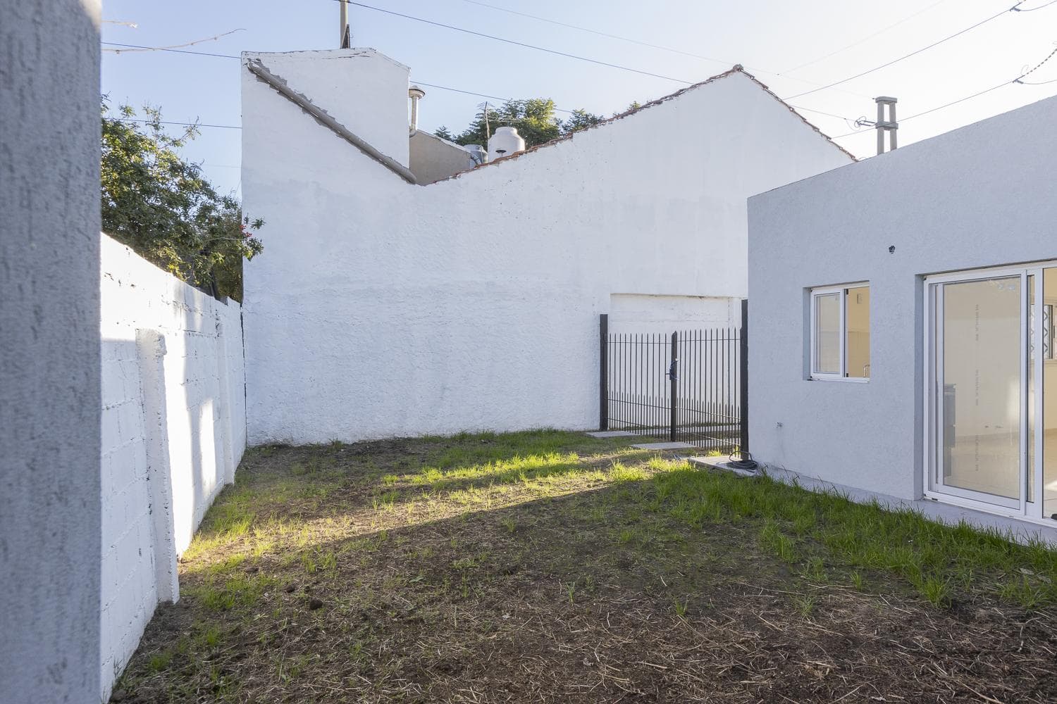 Brand-New House for Sale with a Park and Financing Options in Adrogue