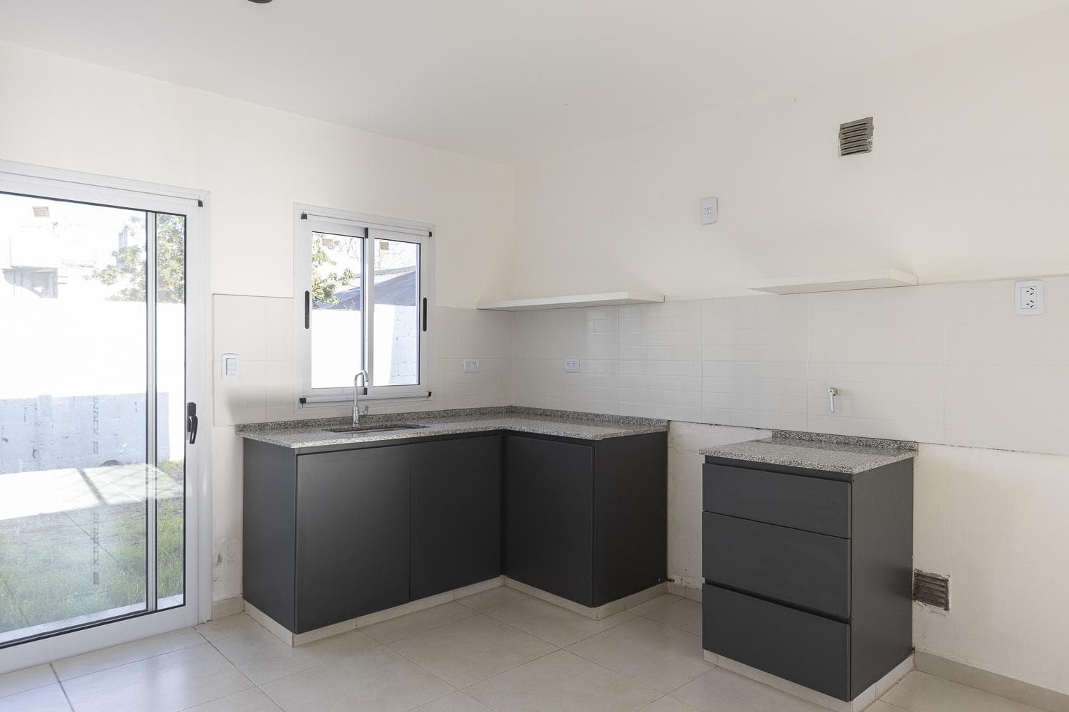 Brand-New House for Sale with a Park and Financing Options in Adrogue