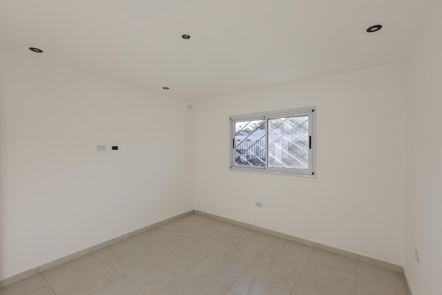Brand-New House for Sale with a Park and Financing Options in Adrogue