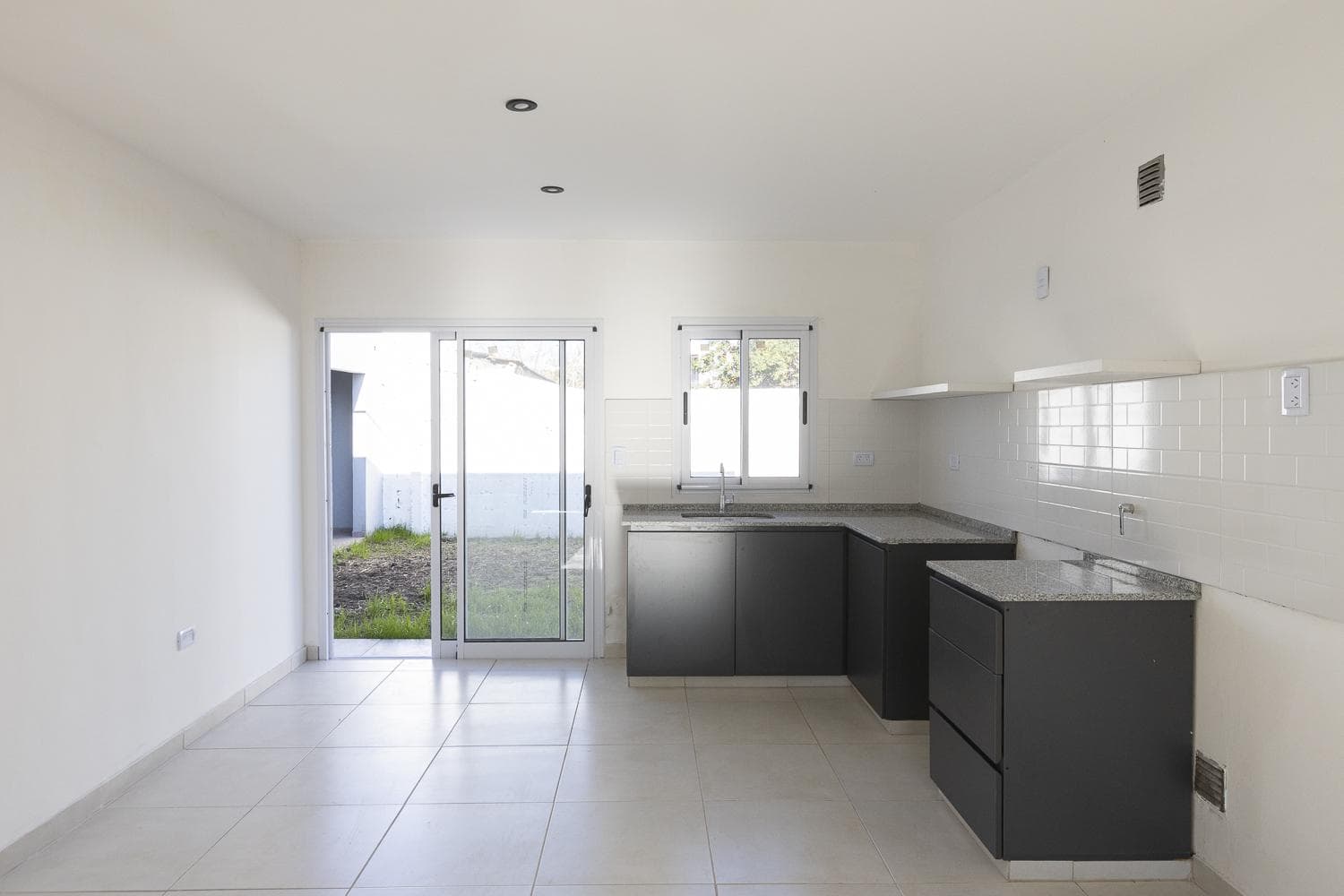 Brand-New House for Sale with a Park and Financing Options in Adrogue