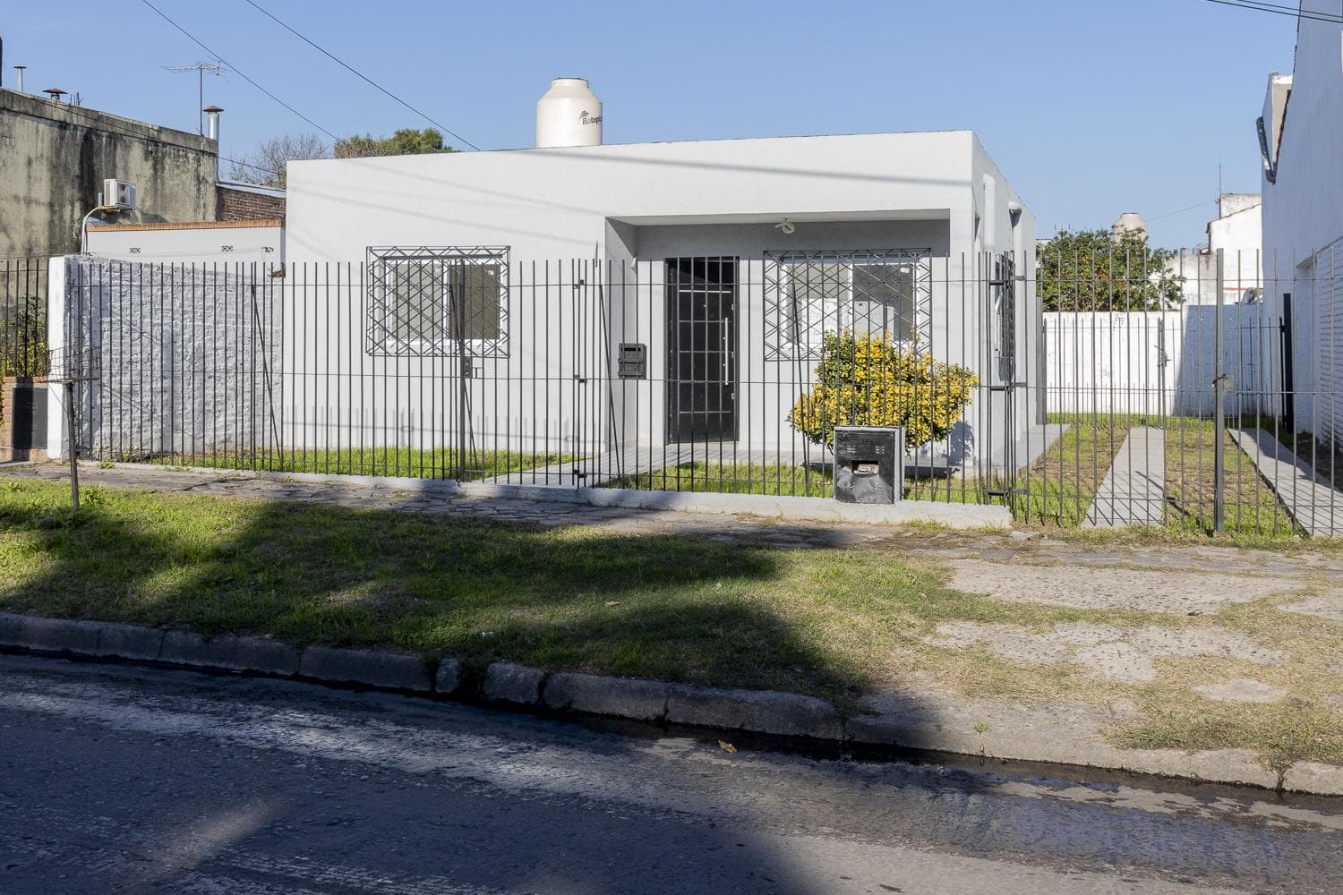 Brand-New House for Sale with a Park and Financing Options in Adrogue