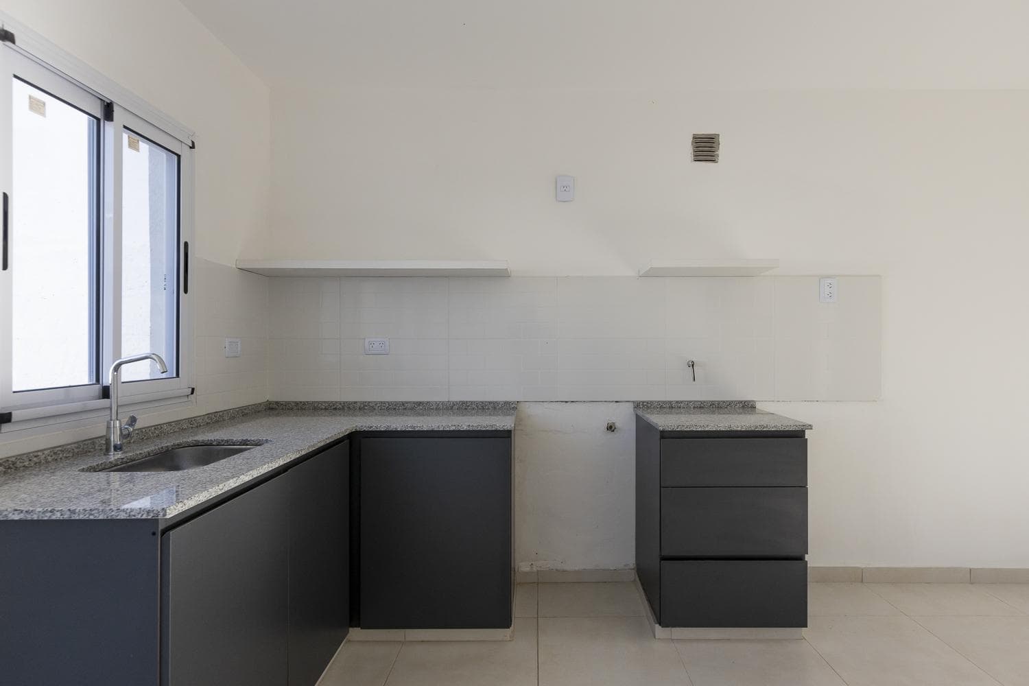 Brand-New House for Sale with a Park and Financing Options in Adrogue