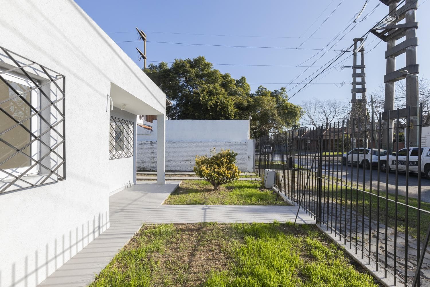 Brand-New House for Sale with a Park and Financing Options in Adrogue