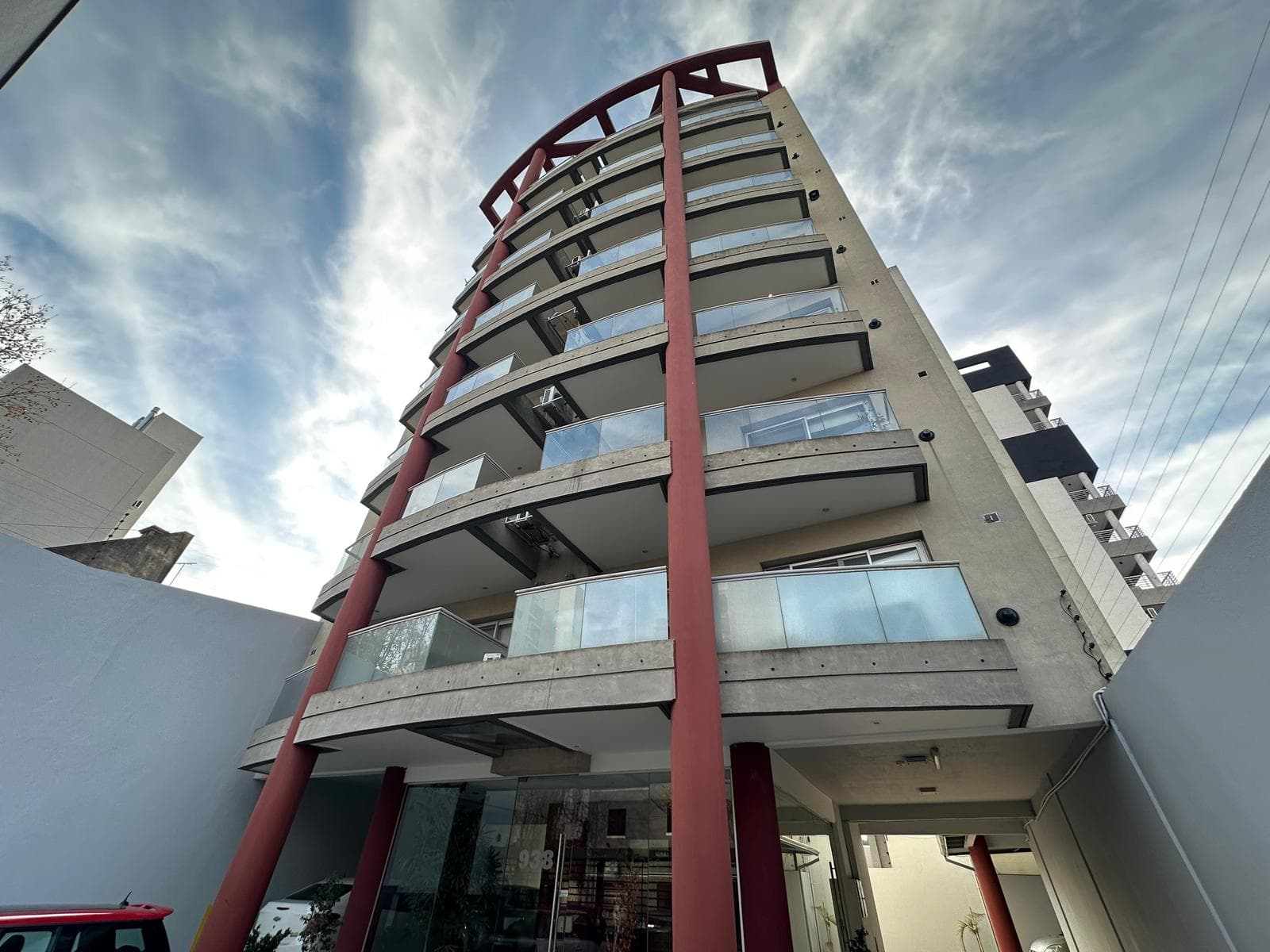 2-ROOM APARTMENT FOR SALE WITH AMENITIES AND PARKING SPACE IN DOWNTOWN QUILMES—QUALIFIES FOR MORTGAGE FINANCING