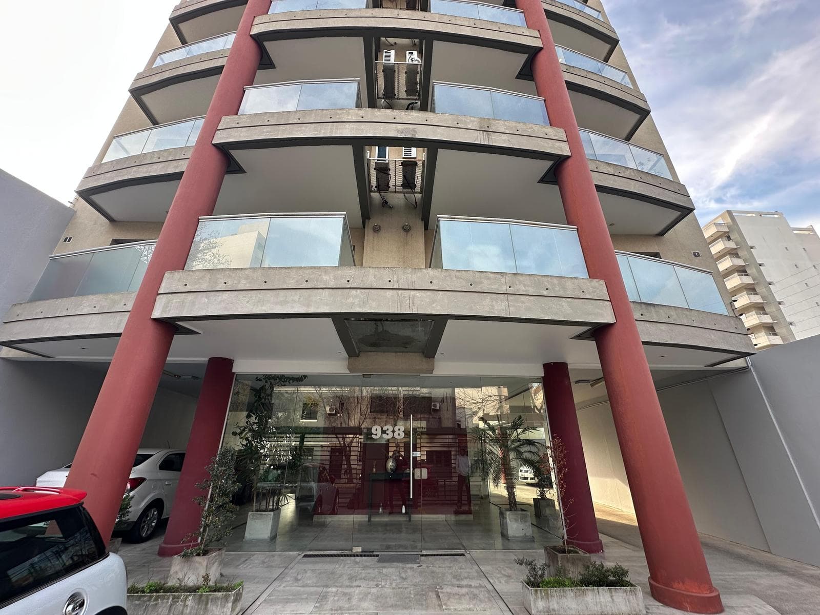 2-ROOM APARTMENT FOR SALE WITH AMENITIES AND PARKING SPACE IN DOWNTOWN QUILMES—QUALIFIES FOR MORTGAGE FINANCING