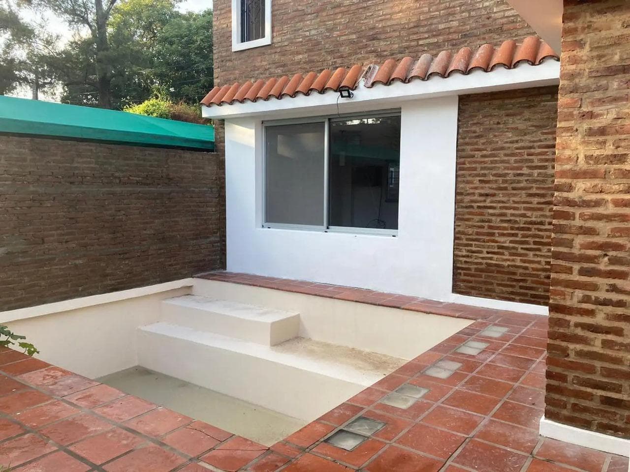 FOR SALE - 2-bedroom house with garage and pool - Trade-in option