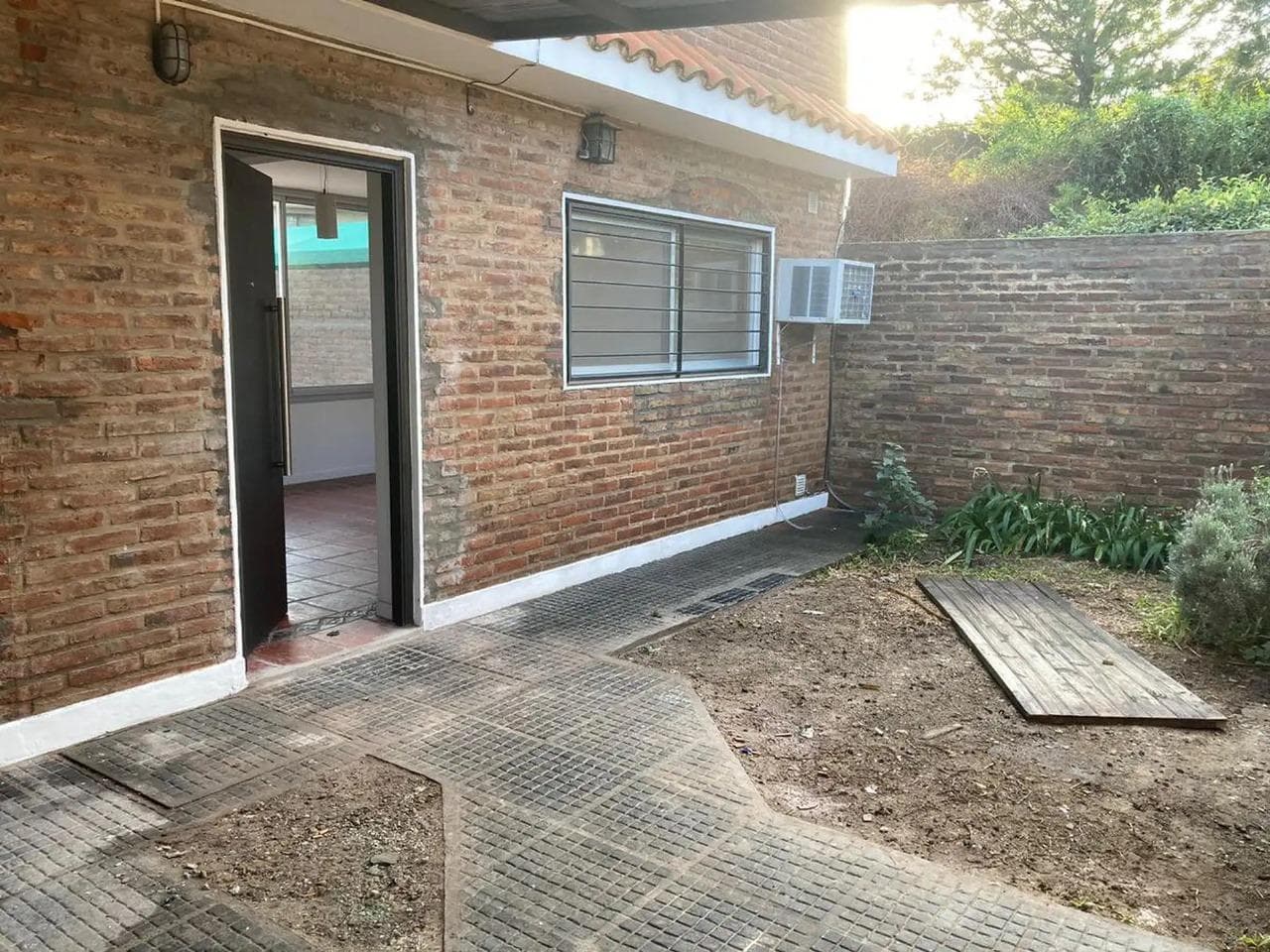 FOR SALE - 2-bedroom house with garage and pool - Trade-in option