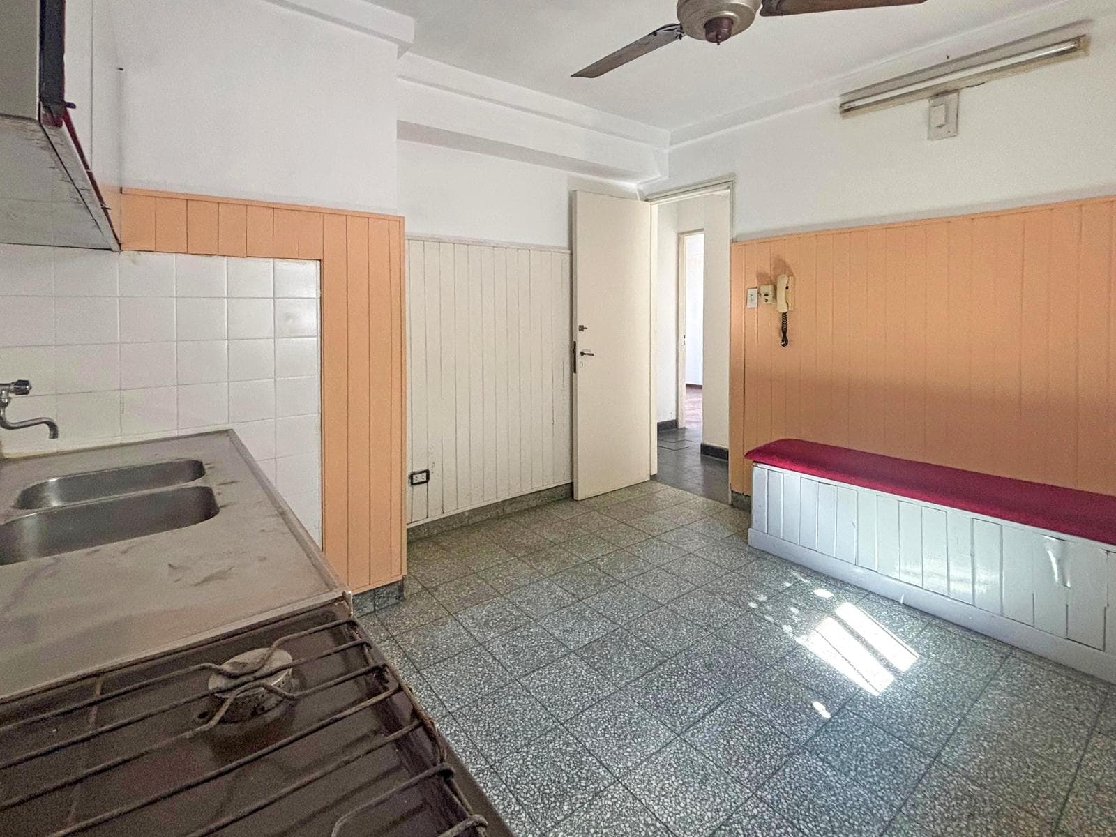 FOR SALE - 2-bedroom apartment with a balcony - Downtown, Rosario.