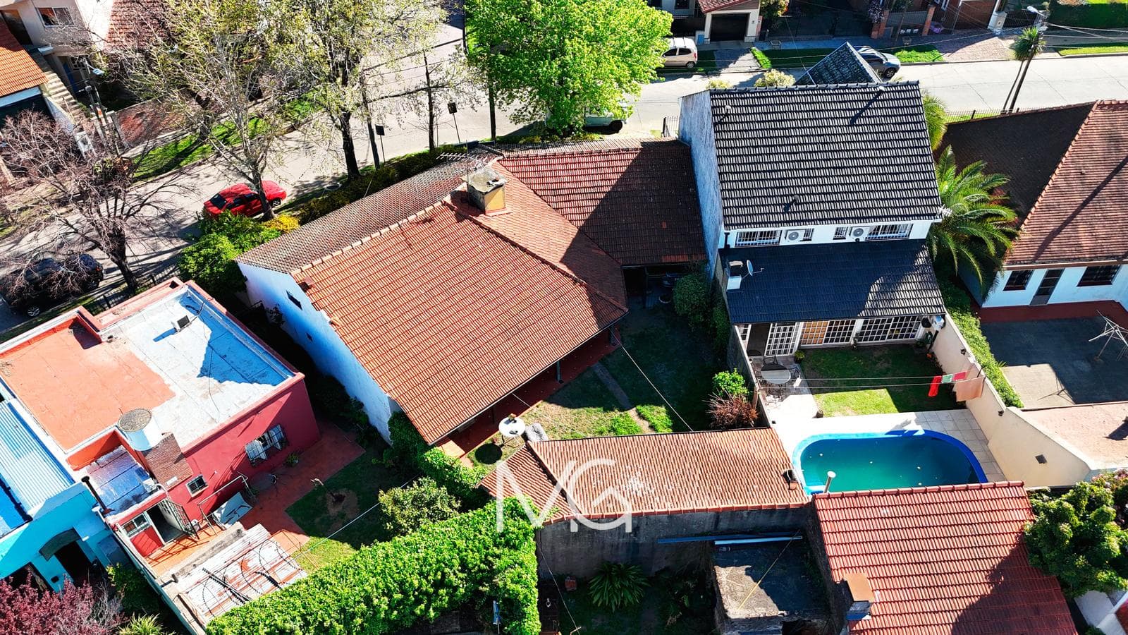 House for Sale with Two Street-Facing Sides and a Park in Adrogue