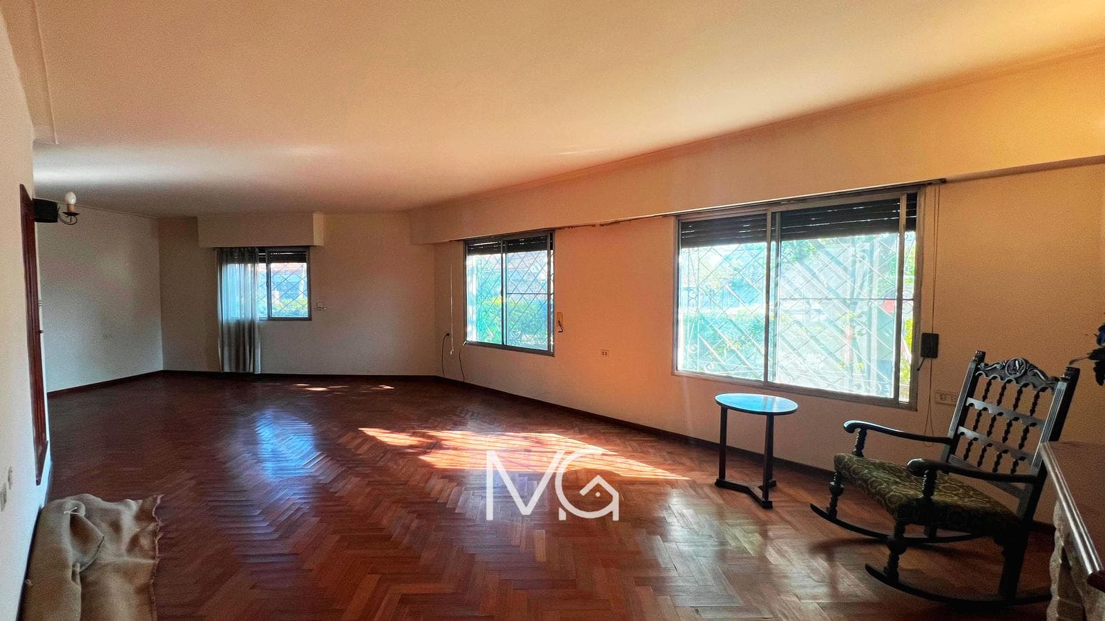 House for Sale with Two Street-Facing Sides and a Park in Adrogue
