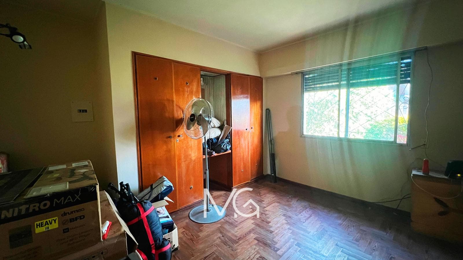 House for Sale with Two Street-Facing Sides and a Park in Adrogue