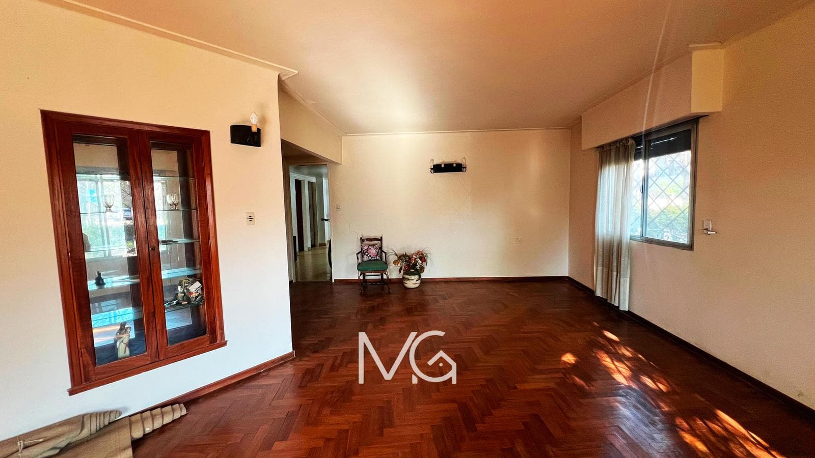 House for Sale with Two Street-Facing Sides and a Park in Adrogue