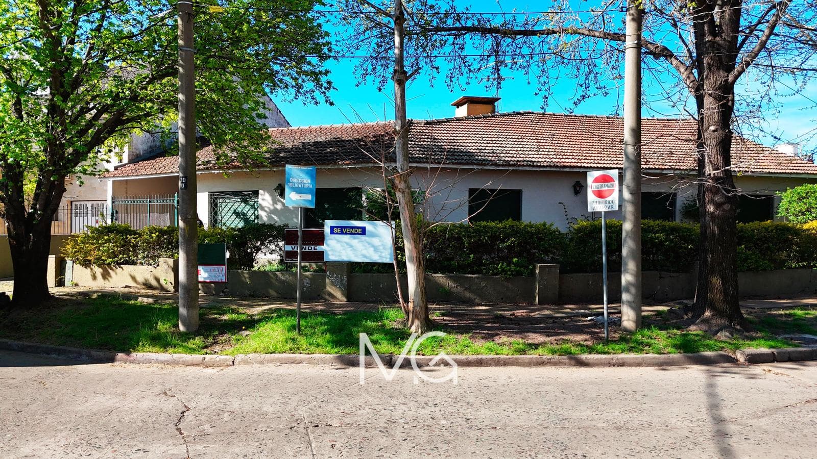 House for Sale with Two Street-Facing Sides and a Park in Adrogue